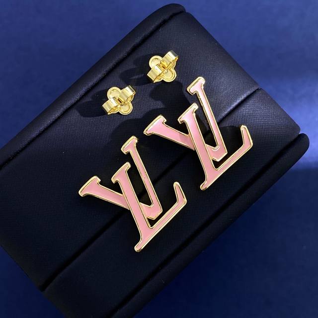 Lu92 Lv 路易威登louis Vuitton金色lv字母标志粉色珐琅滴油耳钉 黄铜材料镀金 超好看系列 上耳真的超级洋气 尺寸 长1.8Cm*宽1.7Cm